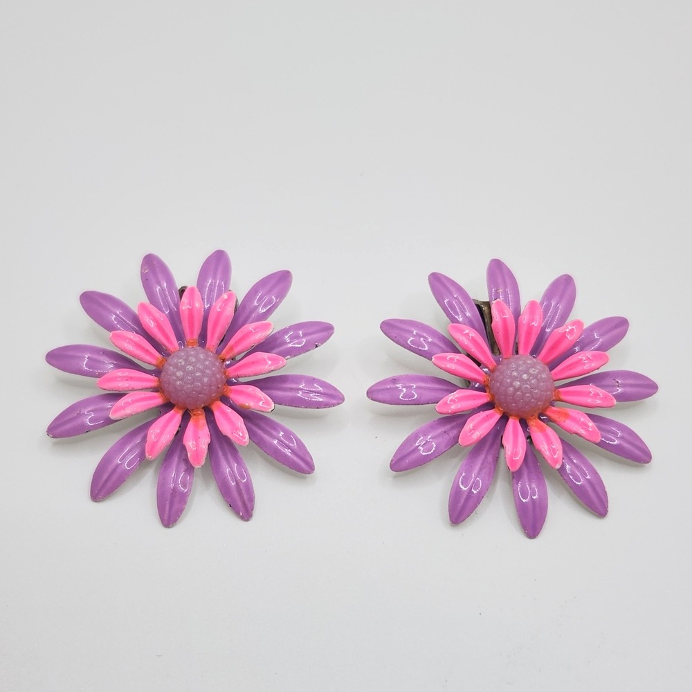 Vintage Purple Pink Enamel Daisy Flower Clip On Earrings 1960s Retro Mod Pop Art